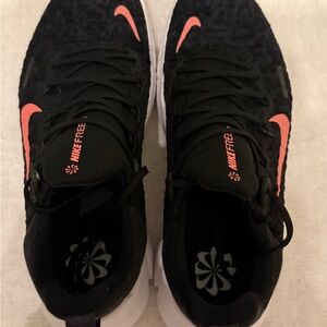 Nike Women's Black and Coral Sneakers